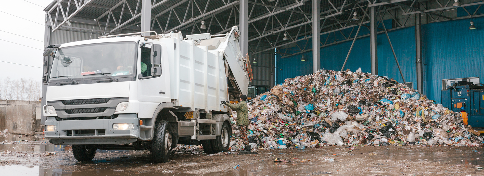 画像：産業廃棄物とトラック